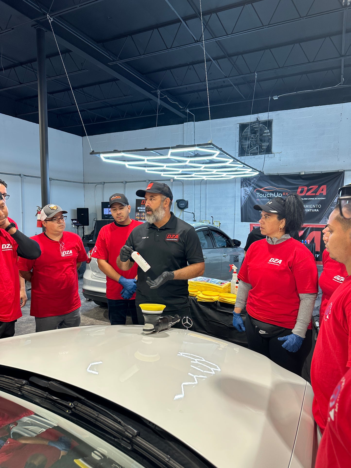Lijado, corrección de pintura, reparación de desconchones de pintura y aplicación de cerámica. Capacitación profesional. 